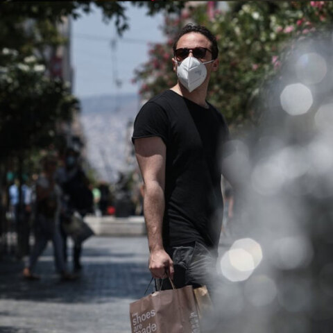 Άνδρας με μάσκα για τον κορωνοϊό στο κέντρο της Αθήνας (ΦΩΤΟ ΑΡΧΕΙΟΥ) - Τα νέα κρούσματα σήμερα Δευτέρα 20 Σεπτεμβρίου 2021 ανακοίνωσε ο ΕΟΔΥ