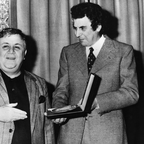 Ο Μίκης Θεοδωράκης δείχνει το βραβείο του στον Μάνο Χατζιδάκι, Ίδρυμα Ωνάση, Φεβρουάριος 1977