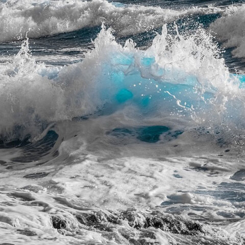 Κύματα (ΦΩΤΟ ΑΡΧΕΙΟΥ) - Πτώμα γυναίκας εντοπίστηκε στη θάλασσα στο Παλαιό Φάληρο