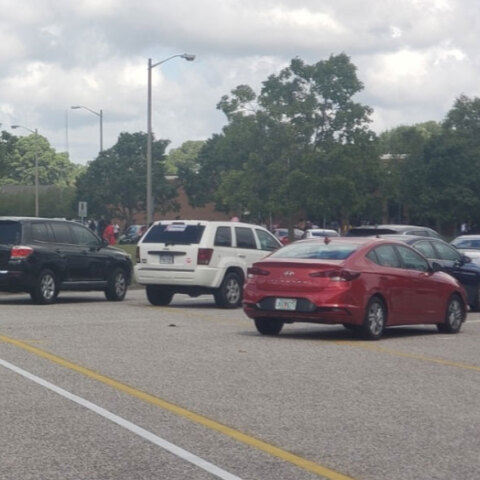 Αυτοκίνητα στον προαύλιο χώρο έξω από το σχολείο στη Βιρτζίνια των ΗΠΑ όπου ένοπλος άνοιξε πυρ