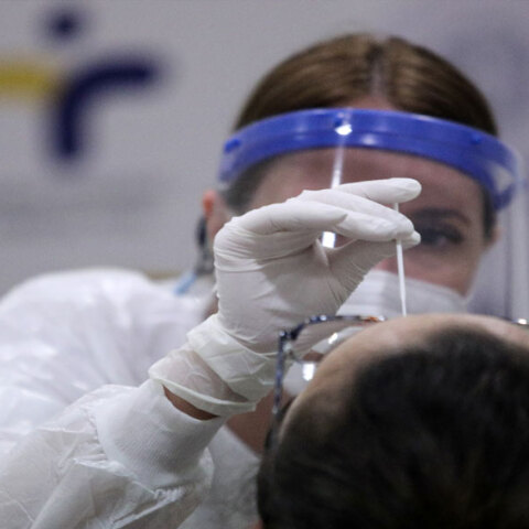 Υγειονομικός διενεργεί δωρεάν rapid test για τον κορωνοϊό (ΦΩΤΟ ΑΡΧΕΙΟΥ) - Σε 156 σημεία τα κινητά κλιμάκια του ΕΟΔΥ την Τρίτη 21 Σεπτεμβρίου 2021