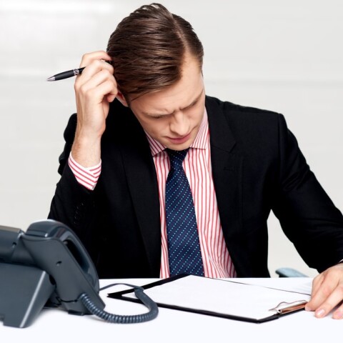 Γιατί βγάζουμε σπυράκια στο κεφάλι;