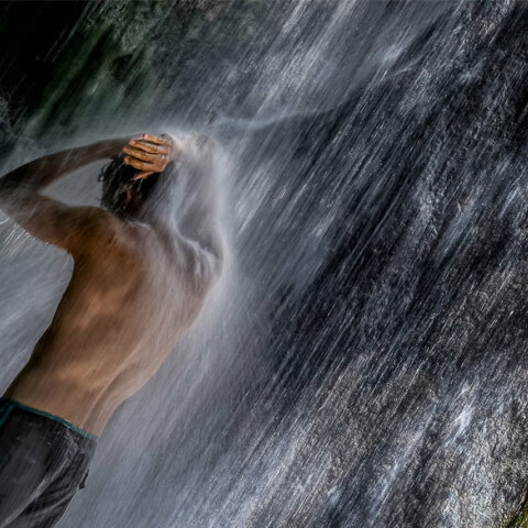 Άνδρας σε καταρράκτη (ΦΩΤΟ ΑΡΧΕΙΟΥ) - Ζεστός ο καιρός σήμερα Δευτέρα 20 Σεπτεμβρίου 2021 με «39άρια» στην Κρήτη