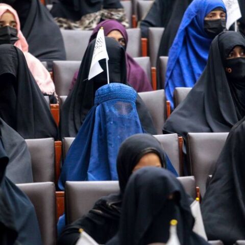 ΦΟΙΤΗΤΡΙΕΣ ΣΕ ΑΚΑΔΗΜΑΪΚΗ ΑΘΟΥΣΑ ΣΤΗΝ ΚΑΜΠΟΥΛ