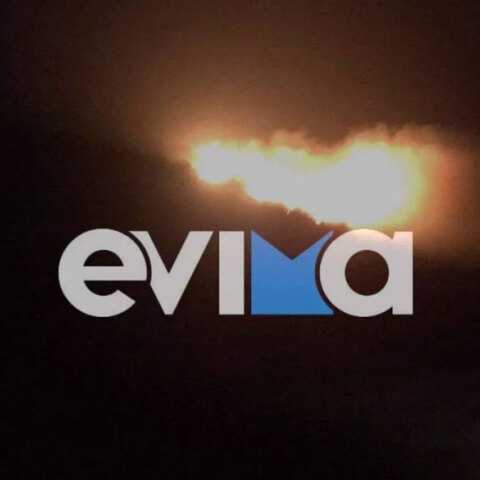 Εύβοια: Η φωτιά που καίει σε δύσβατο σημείο στην Κάρυστο