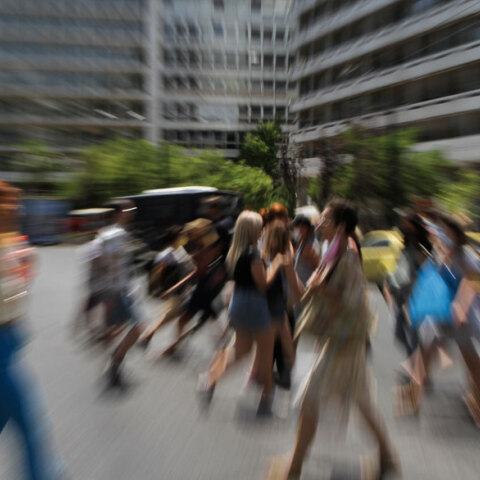 Πολίτες διασχίζουν τη διάβαση στην πλατεία Συντάγματος (ΦΩΤΟ ΑΡΧΕΙΟΥ) - Τα νέα κρούσματα κορωνοϊού σήμερα Τρίτη 21 Σεπτεμβρίου 2021 ανακοίνωσε ο ΕΟΔΥ
