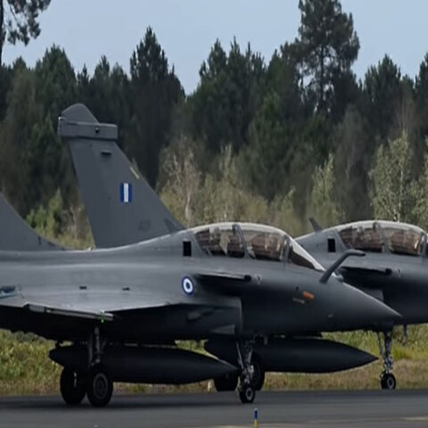Τα δύο πρώτα ελληνικά μαχητικά Rafale σε γαλλική στρατιωτική βάση, έτοιμα να απογειωθούν