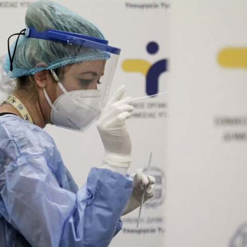 Υγειονομικός του ΕΟΔΥ διενεργεί δωρεάν rapid test για κορωνοϊό (ΦΩΤΟ ΑΡΧΕΙΟΥ) - Σε 144 σημεία την Τετάρτη 22 Σεπτεμβρίου 2021 τα κινητά κλιμάκια