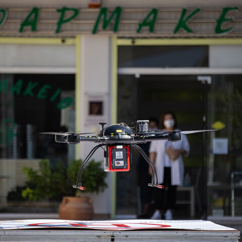 Το drone στα Τρίκαλα που μετέφερε φάρμακα στο πλαίσιο πιλοτικού προγράμματος με ευρωπαϊκή χρηματοδότηση για πτήσεις σε απομακρυσμένα χωριά