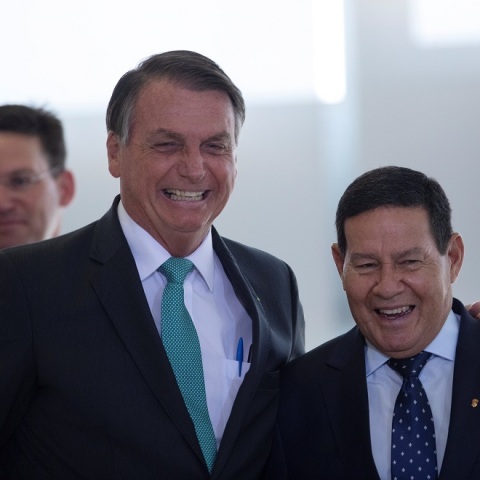 O πρόεδρος της Βραζιλίας Ζάιχ Μπολσονάρου με στέλεχος της κυβέρνησης του