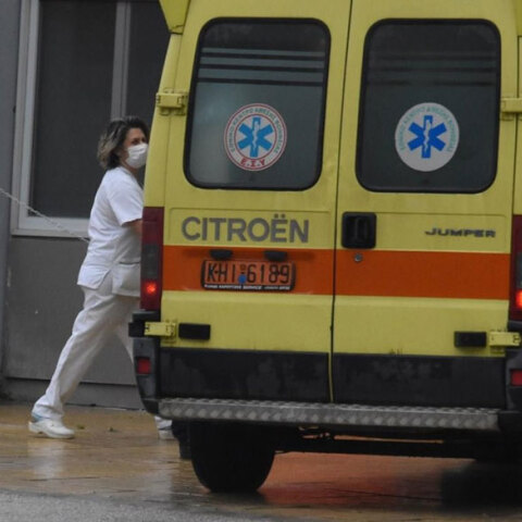 Νοσηλεύτρια με μάσκα για κορωνοϊό περνά μπροστά από ασθενοφόρο ΕΚΑΒ (ΦΩΤΟ ΑΡΧΕΙΟΥ) - Πρώτη η Μύκονος στον δείκτη θετικότητας για την εβδομάδα 13-19 Σεπτεμβρίου 2021