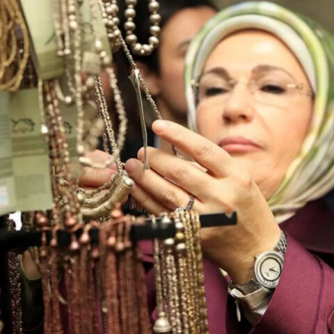 Η Εμινέ Ερντογάν με το ρολόι «Happy Diamonds» του luxury οίκου Chopard, αξίας 30.000 ευρώ στη Νέα Υόρκη