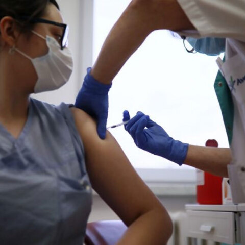 Υγειονομικός χορηγεί εμβόλιο κατά της Covid-19 (ΦΩΤΟ ΑΡΧΕΙΟΥ) - Σύζυγος αρνητής στον Καναδά χτύπησε νοσοκόμα που εμβολίασε τη γυναίκα του χωρίς την άδειά του