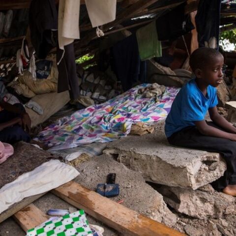 Αϊτή: Αγόρι κάθεται πάνω στα ερείπια κτίσματος
