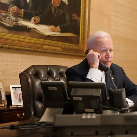 Ο πρόεδρος των ΗΠΑ Τζο Μπάιντεν μιλά στο τηλέφωνο (ΦΩΤΟ ΑΡΧΕΙΟΥ) - Πραγματοποιήθηκε η πρώτη τηλεφωνική επικοινωνία με τον Εμανουέλ Μακρόν μετά τη συμφωνία AUKUS