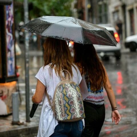 Κοπέλες με ομπρέλα στη βροχή 