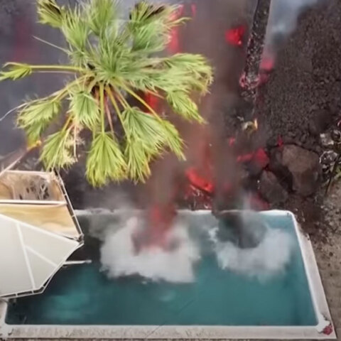 Η στιγμή που η λάβα από το ηφαίστειο στη νήσο Λα Πάλμα της Ισπανίας καταλήγει σε πισίνα