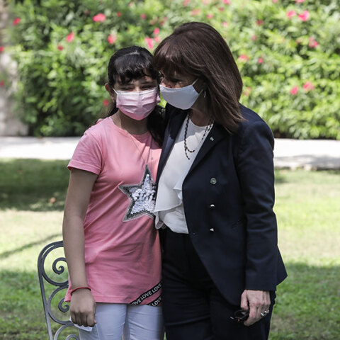 Η Κατερίνα Σακελλαροπούλου, Πρόεδρος της Δημοκρατίας, αγκαλιάζει τη μικρή Αρεζού, τη 12χρονη μαθήτρια από το Αφγανιστάν που πήρε υποτροφία για τη Βοστόνη, αφήνοντας πίσω της τη Μόρια και τη Λέσβο