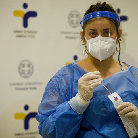 Υγειονομικός στο Σύνταγμα διενεργεί rapid test για τον κορωνοϊό (ΦΩΤΟ ΑΡΧΕΙΟΥ) - Σε 167 σημεία τα κινητά κλιμάκια του ΕΟΔΥ την Πέμπτη 23 Σεπτεμβρίου 2021