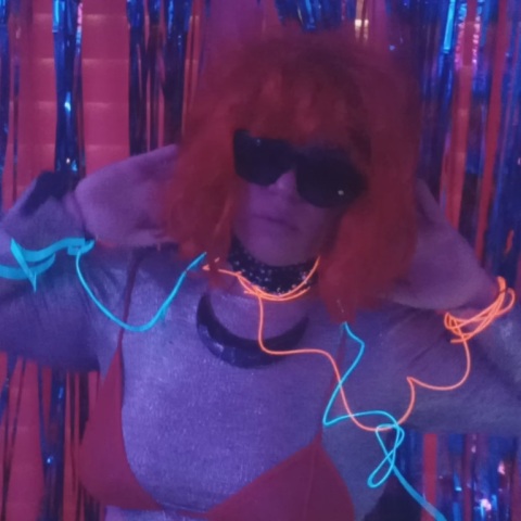 Η τραγουδίστρια Billie Supernatural με κόκκινη περούκα