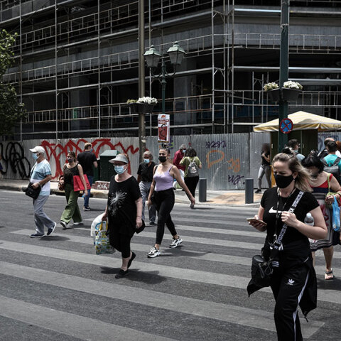 Πολίτες με μάσκα για τον κορωνοϊό διασχίζουν διάβαση πεζών στην Αθήνα (ΦΩΤΟ ΑΡΧΕΙΟΥ) - Τα κρούσματα σήμερα Πέμπτη 23 Σεπτεμβρίου 2021 ανακοίνωσε ο ΕΟΔΥ