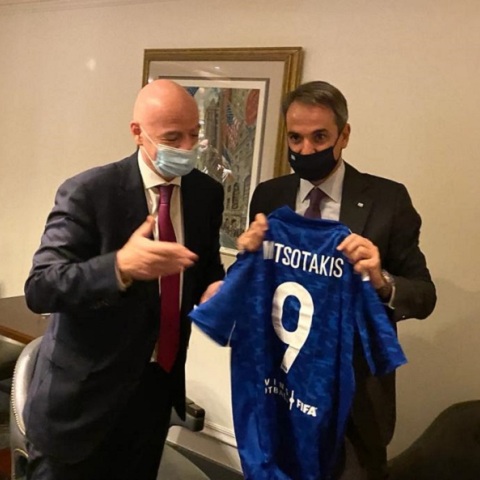 Φανέλα με το νούμερο 9 έδωσε στον Μητσοτάκη ο πρόεδρος της FIFA 