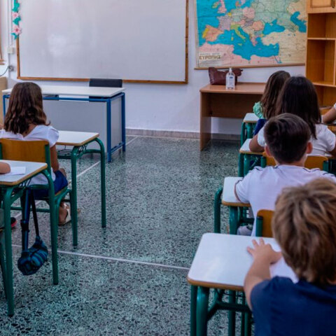 Παιδιά με μάσκα για τον κορωνοϊό σε σχολική αίθουσα (ΦΩΤΟ ΑΡΧΕΙΟΥ) - Αναλυτικά στοιχεία για τα κρούσματα σε σχολεία παρουσίασε το Υπουργείο Παιδείας