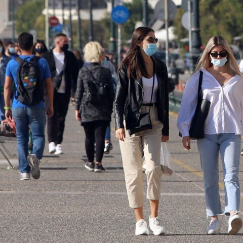 Κοπέλες με μάσκα για τον κορωνοϊό στη Νέα Παραλία Θεσσαλονίκης