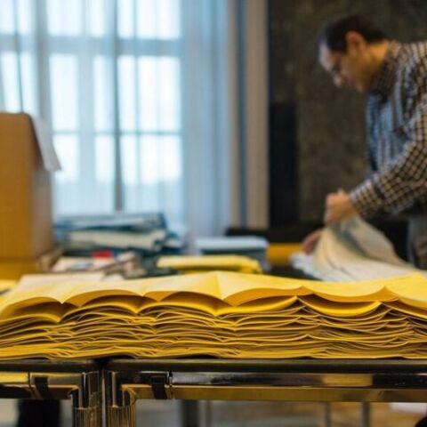 Προετοιμασίες σε εκλογικό κέντρο για τις γερμανικές εκλογές 