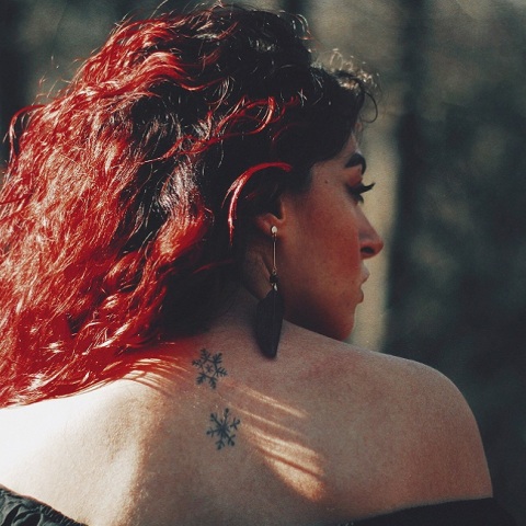 Η πλάτη ενός κοριτσιού.