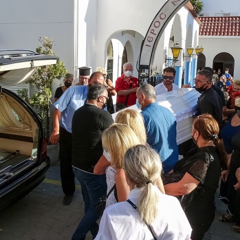 H κηδεία της 32χρονης Δώρας που δολοφονήθηκε απο τον πρώην σύντροφο της