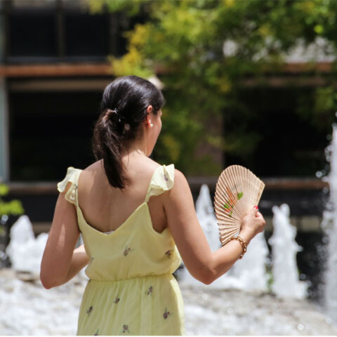 Κοπέλα με βεντάλια στο Σύνταγμα (ΦΩΤΟ ΑΡΧΕΙΟΥ) - Ζεστός ο καιρός σήμερα Κυριακή 26 Σεπτεμβρίου 2021