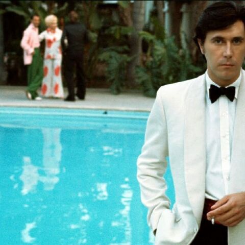 Ο τραγουδιστής Bryan Ferry με λευκό σμόκιν σε πισίνα