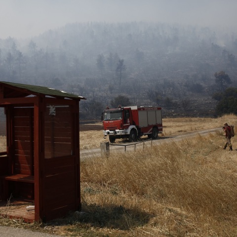 Πυροσβέστες επιχειρούν σε πυρκαγιά