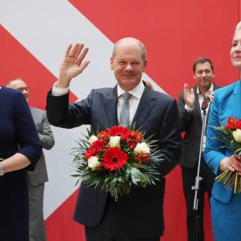 Ο Olaf Scholz, η Franziska Giffey και η Manuela Schwesig ποζάρουν μετά τις δηλώσεις προς τα μέσα ενημέρωσης μετά τις εκλογές στη Γερμανία