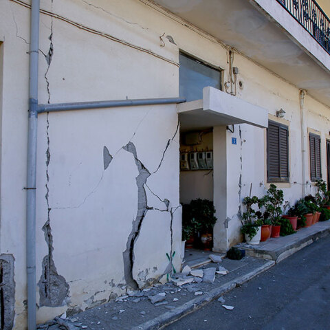 Ζημιές σε κτίριο στο Αρκαλοχώρι - Ο σεισμός στο Ηράκλειο Κρήτης είχε μέγεθος 5,8 Ρίχτερ