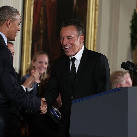 O Μπαράκ Ομπάμα και ο Μπρους Σπρινγκστιν κατά την απονομή του προεδρικού μεταλλίου της Ελευθερίας 