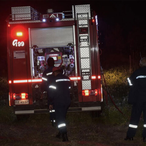 Πυροσβέστες σε δασική πυρκαγιά (ΦΩΤΟ ΑΡΧΕΙΟΥ) - Φωτιά τώρα στα Σπάτα προκάλεσε την κινητοποίηση της Πυροσβεστικής Υπηρεσίας