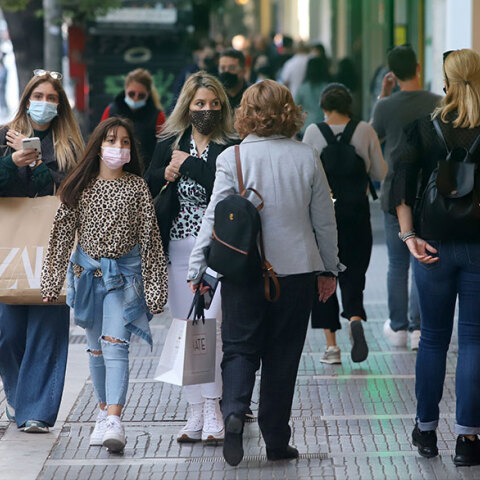Κοπέλες με μάσκα για τον κορωνοϊό (ΦΩΤΟ ΑΡΧΕΙΟΥ) - Τα κρούσματα σήμερα Δευτέρα 27 Σεπτεμβρίου 2021 ανακοίνωσε ο ΕΟΔΥ