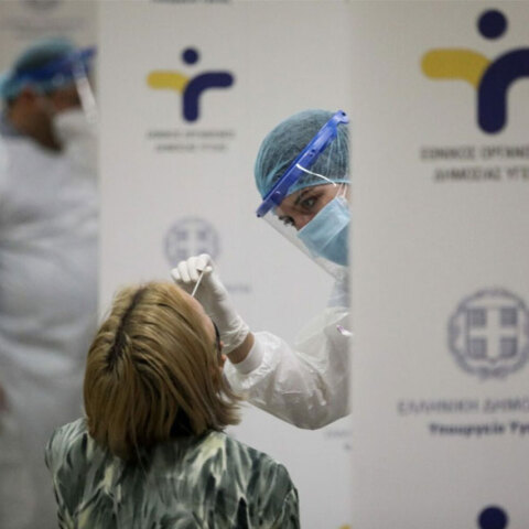 Υγειονομικός κάνει δωρεάν rapid test για κορωνοϊό σε πολίτη στον σταθμό Μετρό «Σύνταγμα» (ΦΩΤΟ ΑΡΧΕΙΟΥ) - Σε 162 σημεία τα κινητά κλιμάκια την Τρίτη 28 Σεπτεμβρίου 2021