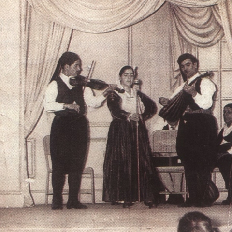 Ο βιολιστής Γιώργος Κονιτόπουλος, η Ειρήνη Κονιτοπούλου Λεγάκη και ο λαουτιέρης Φυρογένης στο Παλλάς