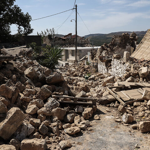 Κατεστραμμένα κτίρια στο Αρκαλοχώρι μετά τον σεισμό στο Ηράκλειο Κρήτης