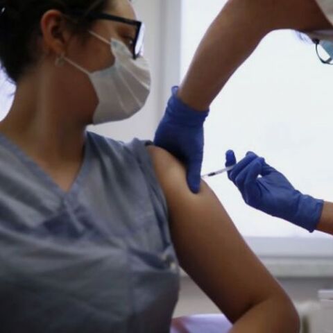 Υγειονομικός εμβολιάζεται για τον κορωνοϊό (ΦΩΤΟ ΑΡΧΕΙΟΥ) - Στις 30 Σεπτεμβρίου ανοίγει η πλατφόρμα των ραντεβού για την τρίτη δόση εμβολίου σε υγειονομικούς