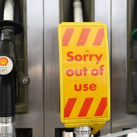 «Εκτός λειτουργίας» γράφει η ταμπέλα στην αντλία σε πρατήριο υγρών καυσίμων στο Λονδίνο, καθώς συνεχίζεται η κρίση με τα καύσιμα στη Βρετανία