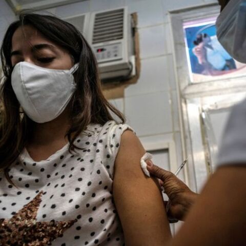 Γυναίκα εμβολιάζεται στην Κούβα