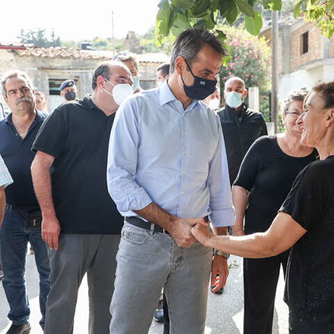 Ο Κυριάκος Μητσοτάκης συνομιλεί με κάτοικο στο Αρκαλοχώρι 