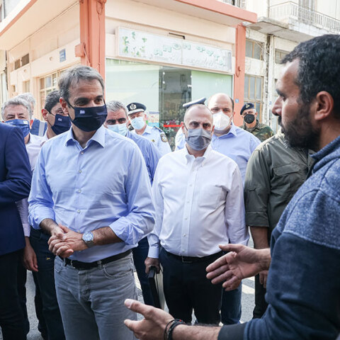 Ο πρωθυπουργός Κυριάκος Μητσοτάκης στο Αρκαλοχώρι συνομιλεί με σεισμοπαθείς