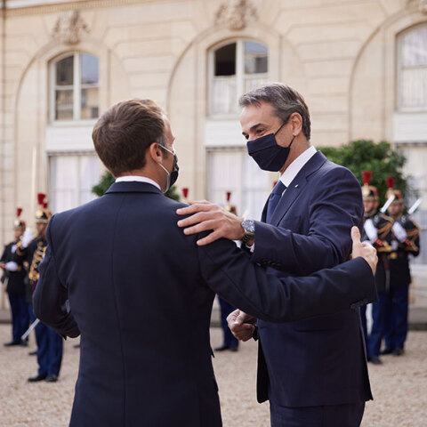 Κυριάκος Μητσοτάκης και Εμανουέλ Μακρόν στο Μέγαρο των Ηλυσίων στο Παρίσι - Οι δύο ηγέτες ανακοίνωσαν την αμυντική συμφωνία ανάμεσα σε Γαλλία και Ελλάδα