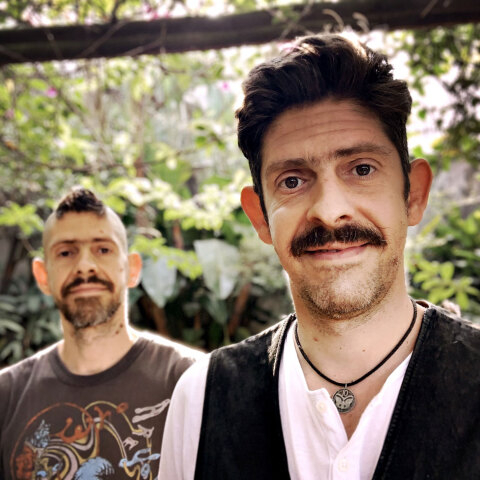 Οι Βραζιλιάνοι δημιουργοί του πολυβραβευμένου κόμικ «Daytripper» (εκδ. Οξύ) Fábio Moon και Gabriel Bá