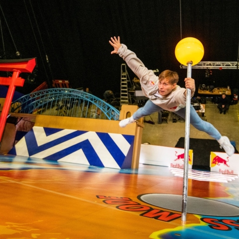 O Pasha Petkuns αιωρείται από έναν στύλο